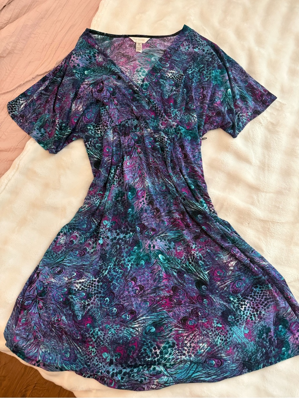 THREE SEASONS MATERNITY Peacock Feather V-Neck Dress ✨